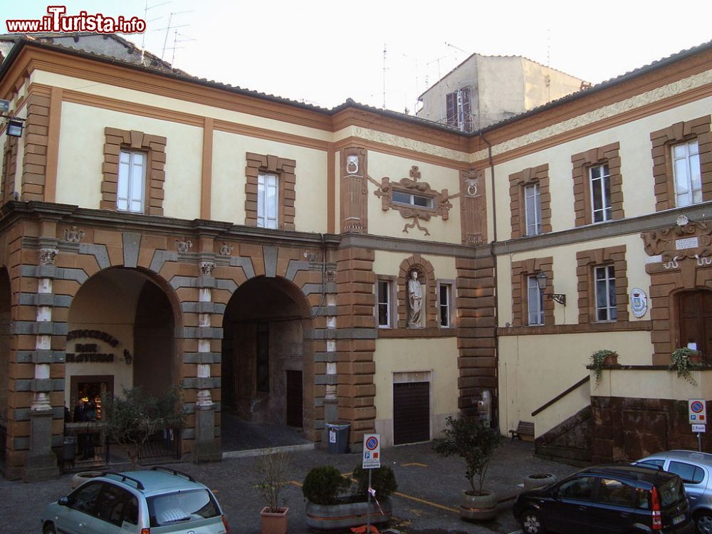 Immagine Il municipio di Zagarolo, nella piazza centrale del borgo del Lazio - © LPLT - CC BY-SA 3.0, Wikipedia