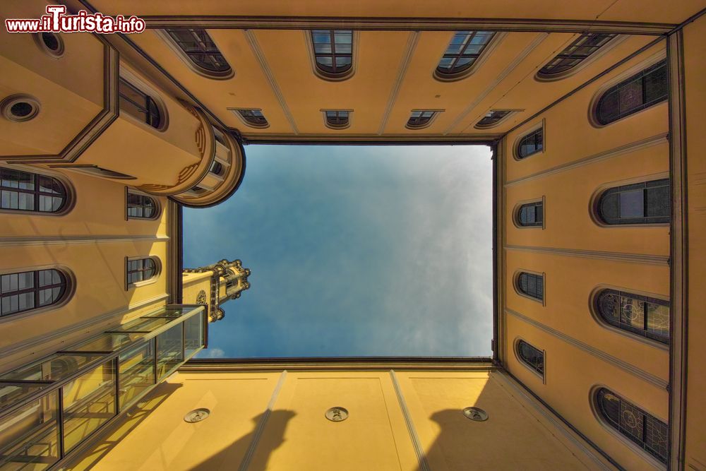 Immagine Il Municipio di Zittau fotografato dal cortile interno, Sassonia, Germania. Prospettiva interessante per il Rathaus cittadino ospitato nel centro storico di questa località che deve il suo nome alla più piccola catena montuosa della Germania.