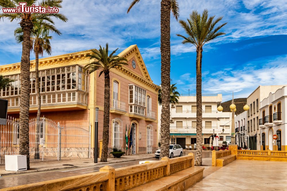 Immagine Il municipio e gli edifici nel centro storico di Carboneras in Spagna, Andalusia