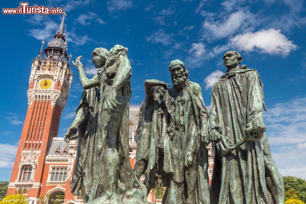 Immagine Il municipio fiammingo e neo-rinascimentale a Calais, Francia. In primo piano il gruppo scultoreo intitolato "I borghesi di Calais" realizzato da Auguste Rodin e installato in place du Soldat Inconnu - © Marc Bruxelle / Shutterstock.com