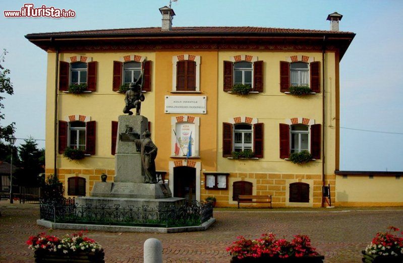 Immagine Il Municipio in piazza Pasquinelli ad Agra, in provincia di Varese (Lombardia) - © www.comune.agra.va.it