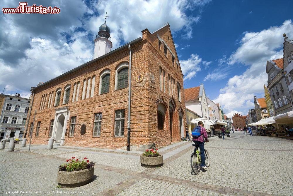 Immagine Il Municipio in stile gotico della città di Olsztyn, Polonia. Oggi ospita la Biblioteca Regionale e un centro espositivo. Di particolare interesse sono le due meridiane che si trovano all'esterno dell'edificio e le cantine medievali, attualmente non visitabili dai turisti - © Mariusz Switulski / Shutterstock.com