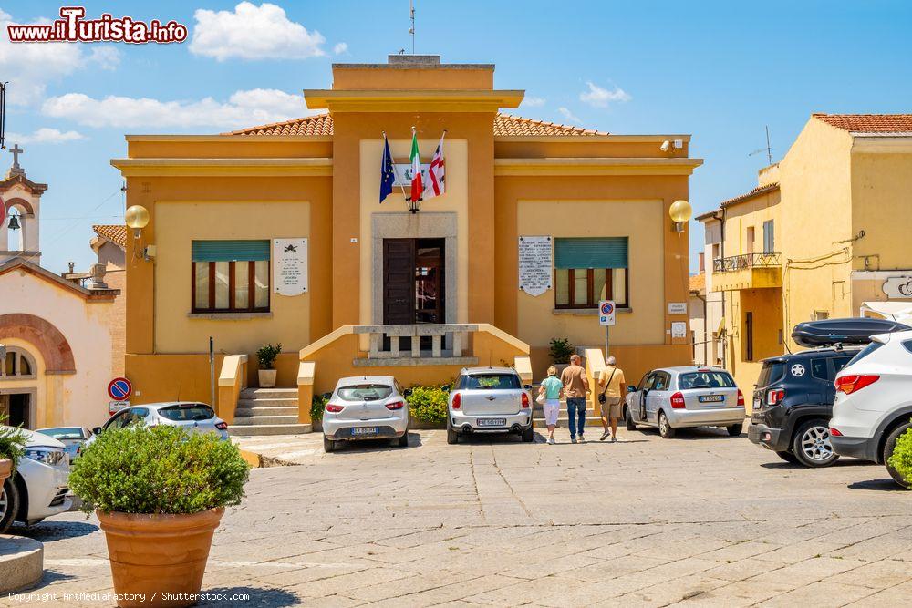 Immagine Il Municipio, la sede del Comune di Arzachena in Via San Pietro, siamo in Sardegna, Costa Smeralda - © ArtMediaFactory / Shutterstock.com