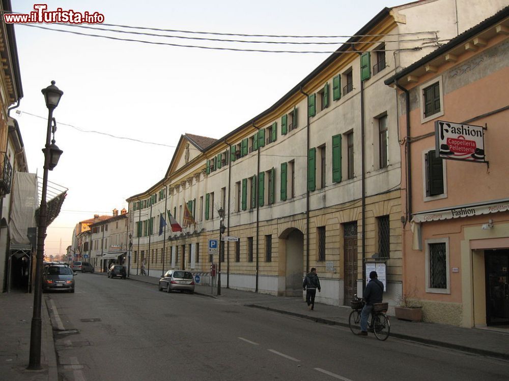 Immagine Il Municipio nel centro di Isola della Scala - © Alicudi - CC BY-SA 3.0, Wikipedia