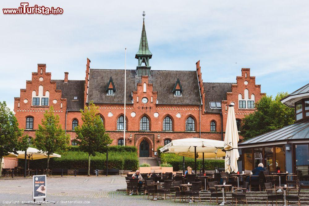 Immagine Il municipio nella piazza centrale di Hillerod, Danimarca. Questa graziosa località si trova nel cuore della Selandia - © aliaksei kruhlenia / Shutterstock.com