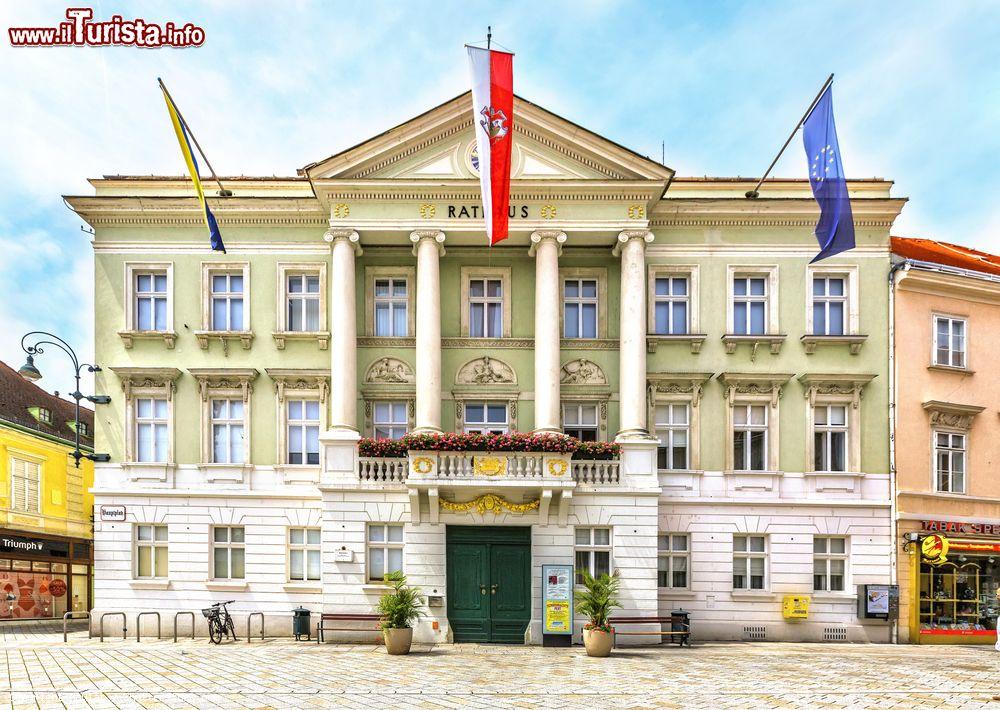 Immagine Il municipio sulla Hauptplatz a Baden bei Wien in Austria. - © Maylat / Shutterstock.com
