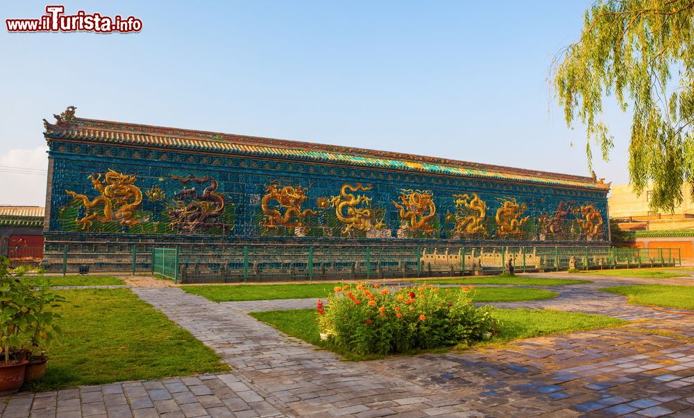 Immagine Il muro dei Nove Draghi a Datong, Cina. Costruito attorno al 1400, è lungo più di 45 metri, alto 8 e con uno spessore di 22. I nove draghi, ognuno dei quali gioca con una sfera ed è affiancato da un sole e una luna, sono stati scolpiti con grande abilità.