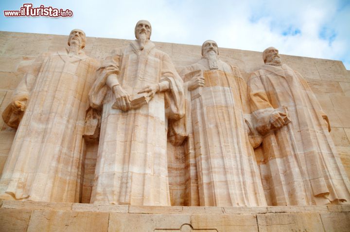 Immagine Il Muro dei Riformatori al Parc des Bastions, Ginevra, Svizzera. Fra le attrazioni principali del parco si trova anche il cosiddetto Muro della Riforma, una scultura realizzata nel 1909 da quattro architetti svizzeri in occasione dei 400 anni dalla nascita di Giovanni Calvino oltre che per il 350° anniversario della Fondazione dell'Accademia di Ginevra. Questa imponente opera d'arte è caratterizzata da un muro lungo 100 metri  sul quale si stagliano le figure alte 5 metri dei padri della riforma protestante: Farel, Calvino, de Bèze e Knox - © photo.ua / Shutterstock.com 