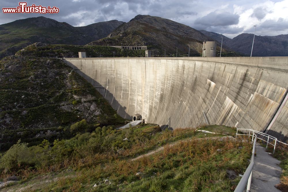 Immagine Il muro della diga a Vilarinho das Furnas nei pressi di Terras de Bouro, Braga, Portogallo. Il vecchio borgo di Vilarinho è stato cancellato nel 1972 con la costruzione nelle vicinanze di una diga.