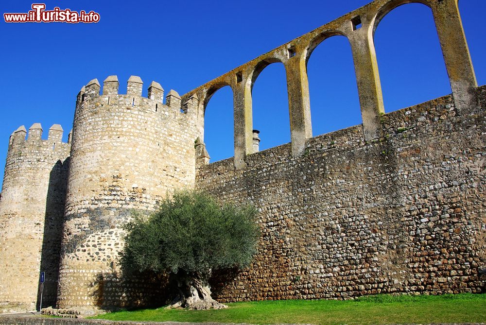 Immagine Il muro dell'acquedotto di Serpa, Alentejo, Portogallo. Questa superba costruzione ad arcate con portico italiano si estende sino alla fine delle mura meridionali.