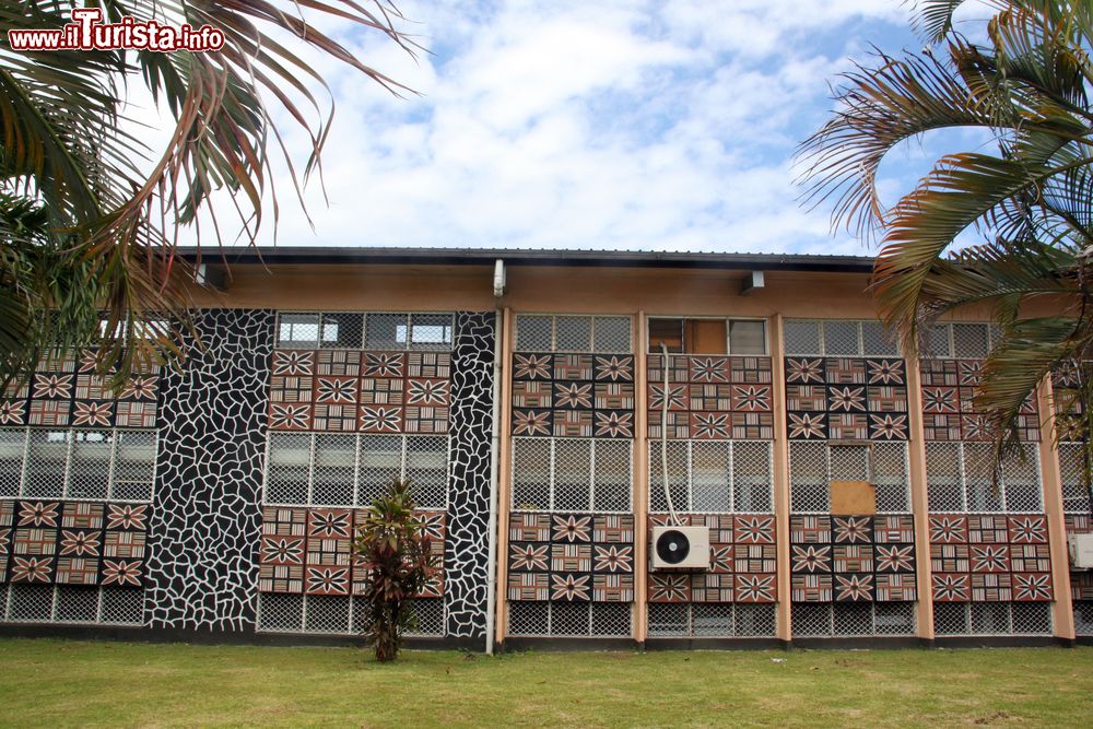Immagine Il muro dell'edificio che ospita la biblioteca a Apia, isola di Upolu, Samoa. La capitale delle Samoa è anche sede di ben tre università.