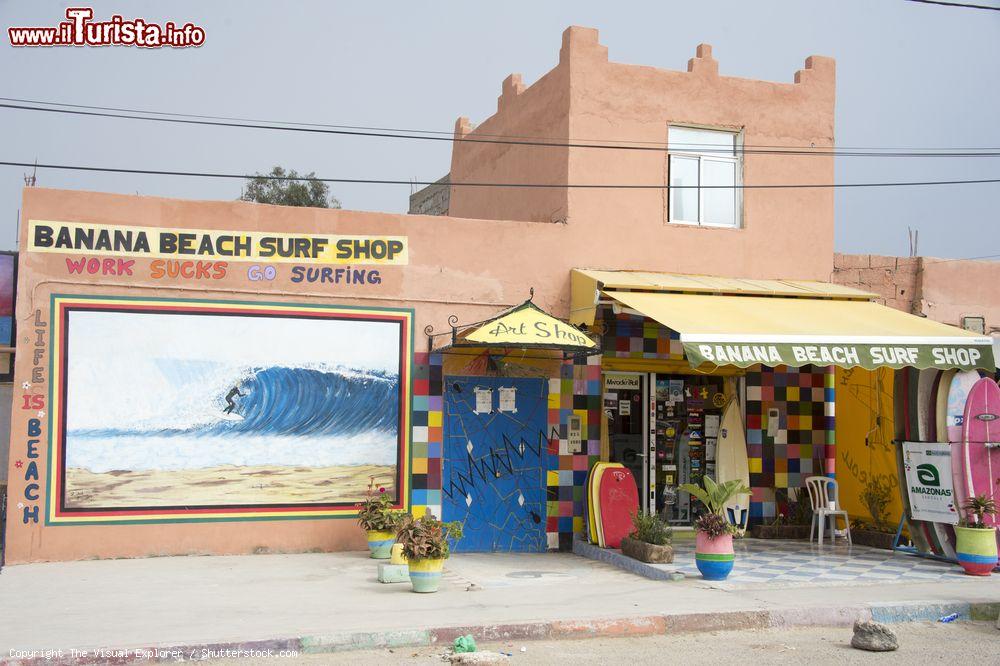 Immagine Il muro dipinto di un negozio di surf nel centro di Taghazout, Marocco. In questa località si possono prendere lezioni di surf e noleggiare attrezzatura adatta per divertirsi sulle onde - © The Visual Explorer / Shutterstock.com
