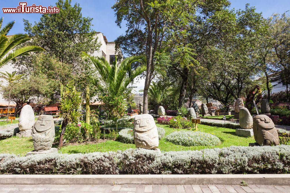 Immagine Il Museo Archeologico di Ancash a Huaraz, Perù. Il giardino dell'area museale con le statue in pietra - © saiko3p / Shutterstock.com