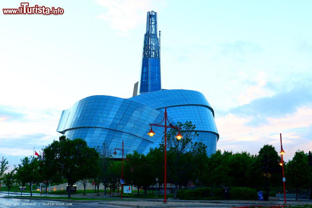 Immagine Il Museo Canadese di Winnipeg dopo una forte pioggia al Forks Park, Manitoba - © SBshot87 / Shutterstock.com