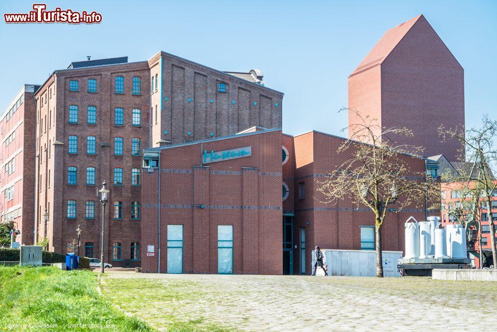 Immagine Il museo cittadino di Duisburg, Germania, in una giornata di sole - © Lukassek / Shutterstock.com