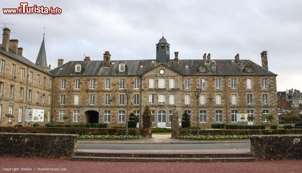 Immagine Il Museo Civico di Vire, Normandia, Francia. Dedicato alle arti e alle tradizioni popolari, questo museo è ospitato in un ex hotel del XVIII° secolo  © AnnDcs / Shutterstock.com