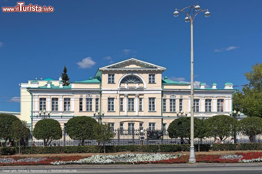 Immagine Il museo del taglio della pietra e dell'arte di oreficeria a Ekaterinburg, Russia. Fondato nel 1992, è ospitato nei locali di un'ex farmacia del 1821 - © Mikhail Markovskiy / Shutterstock.com