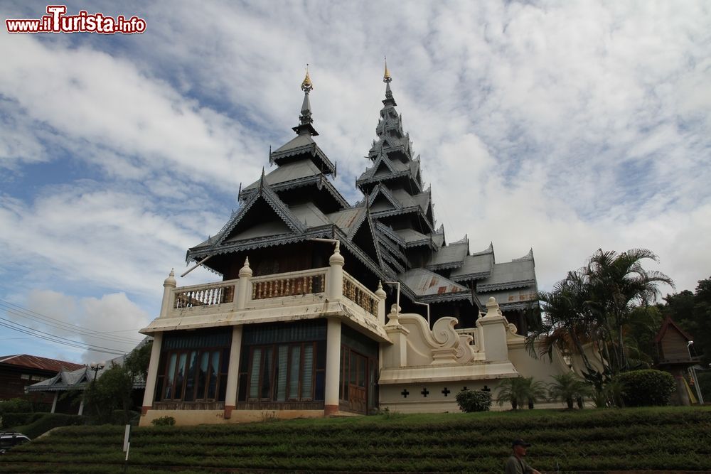 Immagine Il museo del tempio in stile shan con sala espositiva a Mae Sariang, nel nord di Mae Sot, Thailandia.