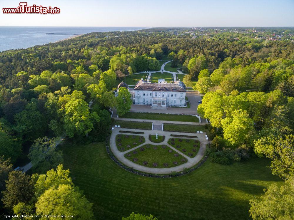 Immagine Il Museo dell'Ambra a Palanga, Lituania, visto dall'alto. Circondato da un vasto parco botanico, questo maniero neorinascimentale del XIX° secolo è la cornice di una suggestiva esposizione dedicata all'oro del Baltico, l'ambra - © photosounds / Shutterstock.com