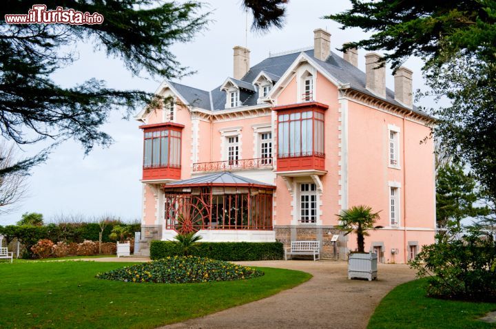 Immagine Il museo di Christian Dior si trova all'interno della casa natale del famoso stilista in Rue d'Estouteville a Granville, in Francia © CTatiana / Shutterstock.com