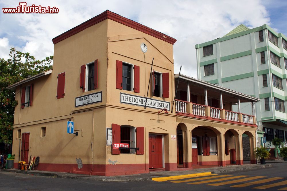 Immagine Il museo di Dominica a Roseau, America Centrale. Ospitato nella vecchia sede dell'ufficio postale, questo museo accoglie testimonianze e documenti sulla tratta degli schiavi e sulla cultura creola e amerinda.