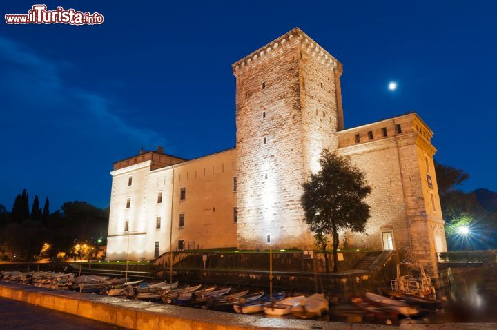 Immagine Il Museo di Riva del Garda, Trentino Alto Adige, di notte.  Sorge all'interno della Rocca, l'antico castello medievale della città. Ospita dipinti, statue, reperti archeologici e altri preziosi manufatti - © 126746252 / Shutterstock.com