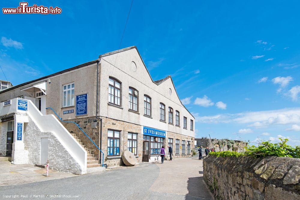 Immagine Il museo di St. Ives è ospitato in un'antica cantina di sardine, Cornovaglia, Regno Unito. Situato nei pressi del molo, questo spazio museale ospita manufatti locali legati alla lavorazione del ferro, alla pesca e ai reliti delle navi che circondano il litorale - © Paul J Martin / Shutterstock.com