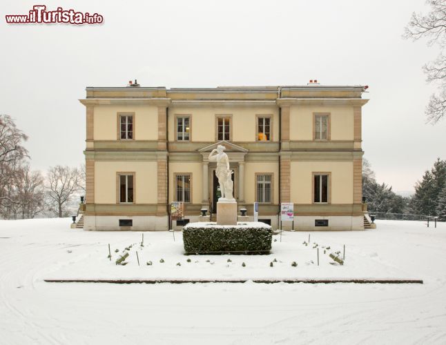 Immagine Il museo di storia delle scienze a Ginevra in una giornata di neve, Svizzera. La bella villa Bartholoni del 1825, situata nel parco della Perla del Lago, accoglie un'interessante collezione di strumenti scientifici antichi con sezioni di astronomia, medicina, fisica e metereologia. Si può inoltre visitare una sala dedicata al fisico ginevrino de Saussure  - © Martin Good / Shutterstock.com 