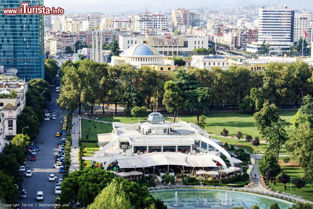 Immagine Il Museo di Storia Naturale a Tirana, Albania, visto dalla torre TID. Ospita anche un mosaico chiamato "Albanesi" che narra come gli abitanti hanno combattuto durante le invasioni - © Torinz / Shutterstock.com