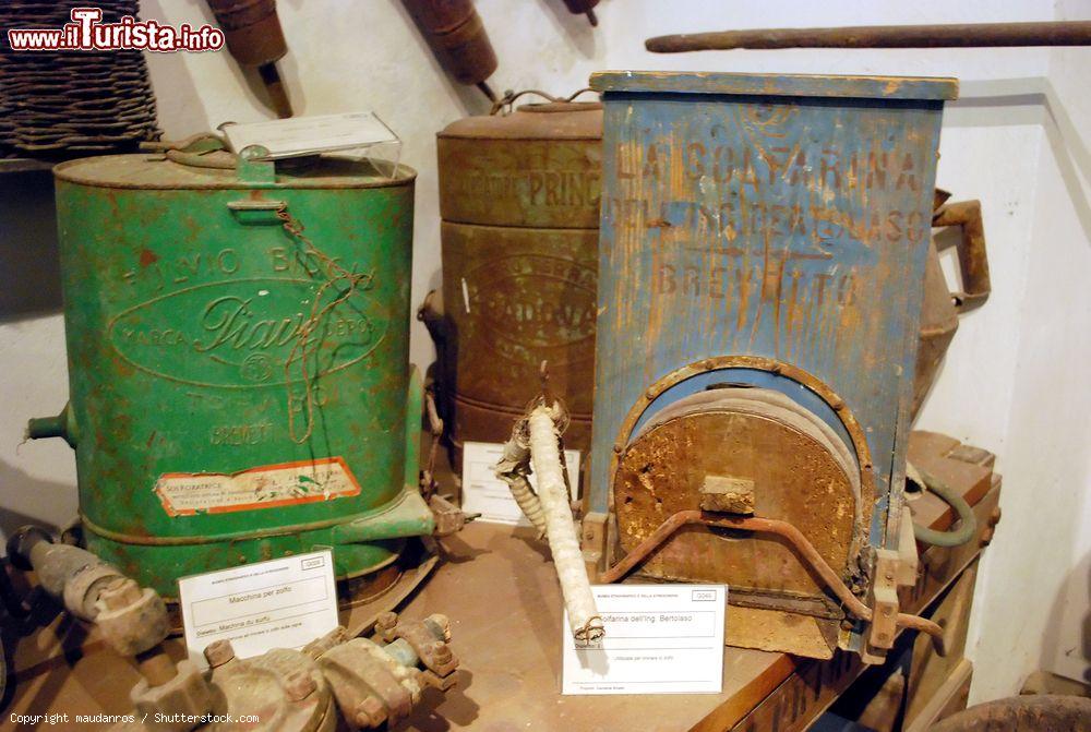 Immagine Il Museo Etnografico e della Stregoneria di Triora, provincia di Imperia (Liguria): oggetti esposti in una sala dello spazio museale - © maudanros / Shutterstock.com