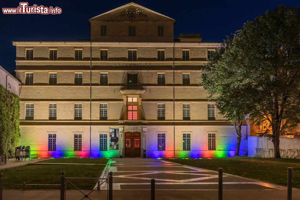 Immagine Il Museo Fabre di Montpellier illuminato di sera da luci colorate (Francia). Venne creato in seguito a un'iniziativa del barone Francois Xavier Fabre ed è ospitato nel palazzo di Massilian del 1700.