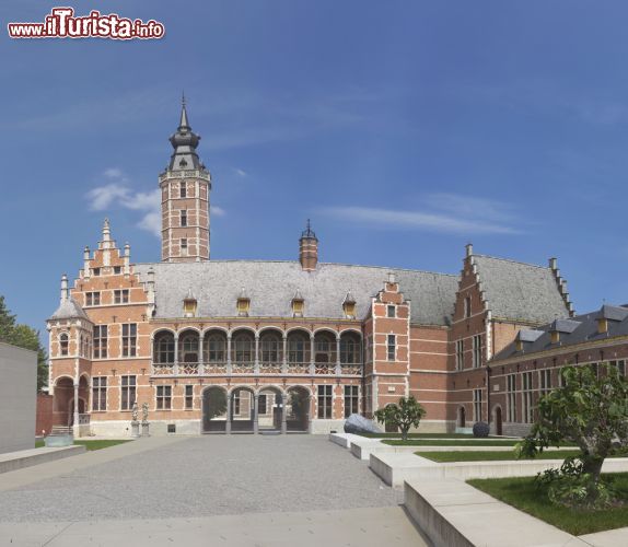 Immagine Il Museo Hof van Busleyden a Mechelen, Belgio. Questa elegante residenza nobiliare della città fiamminga ospita oggi alcuni importanti musei - © 209953936 / Shutterstock.com