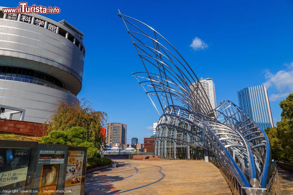 Immagine Il Museo Nazionale d'Arte di Osaka, Giappone. Raccoglie collezioni di opere d'arte moderna create dopo la Seconda Guerra Mondiale sia nel paese che all'estero. A progettare l'edificio è stato l'architetto Cesar Pelli - © cowardlion / Shutterstock.com