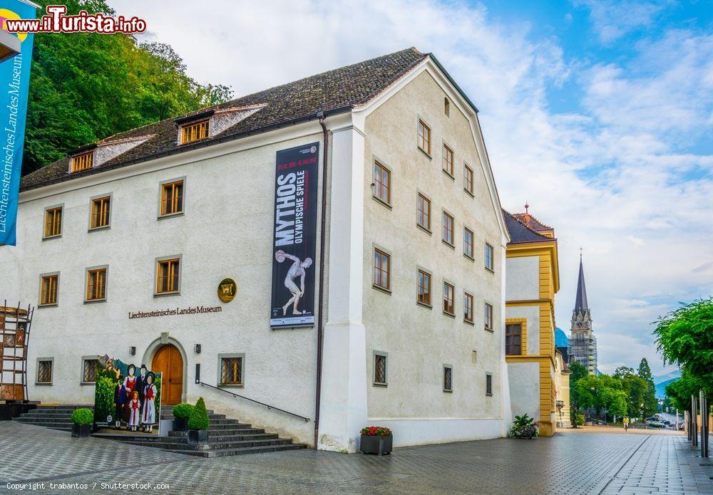 Immagine Il Museo Nazionale di Vaduz, Liechtenstein. Ospita un'esposizione permanente sulla cultura e la storia naturale del principato: attraverso le 42 sale si può effettuare un viaggio di scoperta delle tradizioni di questo piccolo stato. Fra gli oggetti esposti c'è anche una copia della corona principesca - © trabantos / Shutterstock.com