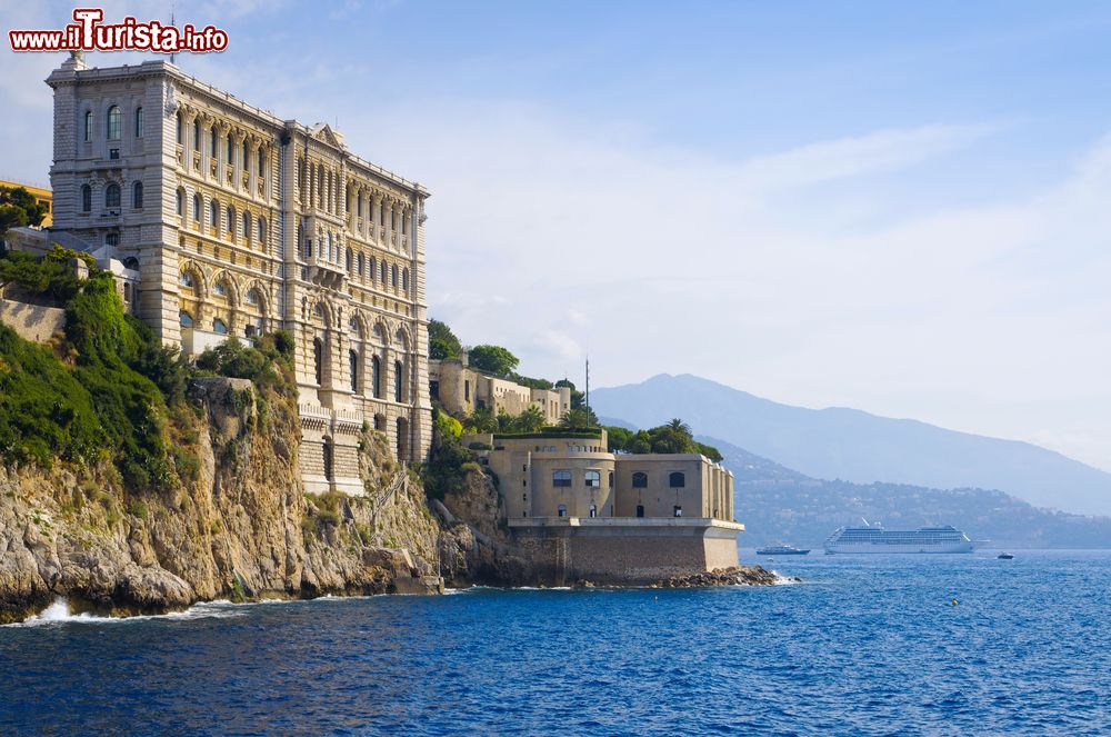 Immagine Il Museo Oceanografico di Monaco, Principato di Monaco. Questo suggestivo centro di conservazione e studi del mare venne fondato nel 1889 dal principe Alberto I° di Monaco. L'edificio sorge sulla base della Rocca di Monaco in Costa Azzurra.