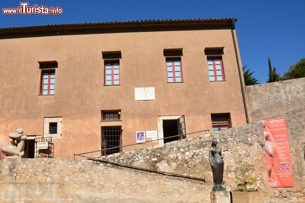 Immagine Il Museo Volti di Villefranche-sur-Mer, Francia, con le sue caratteristiche sculture di figure femminili - foto © Arthur R. / Shutterstock.com