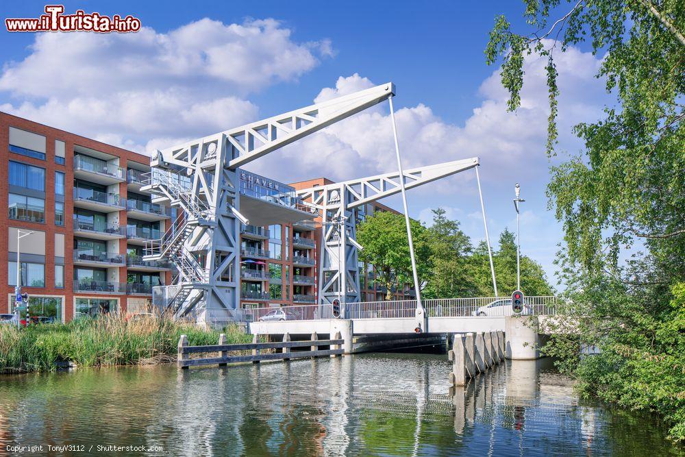 Immagine Il Museum Bridge Den Ophef al porto di Pius, Tilburg (Olanda). Progettato da John Kormeling, è aperto al pubblico solo quando il ponte è aperto anche al transito delle navi - © TonyV3112 / Shutterstock.com