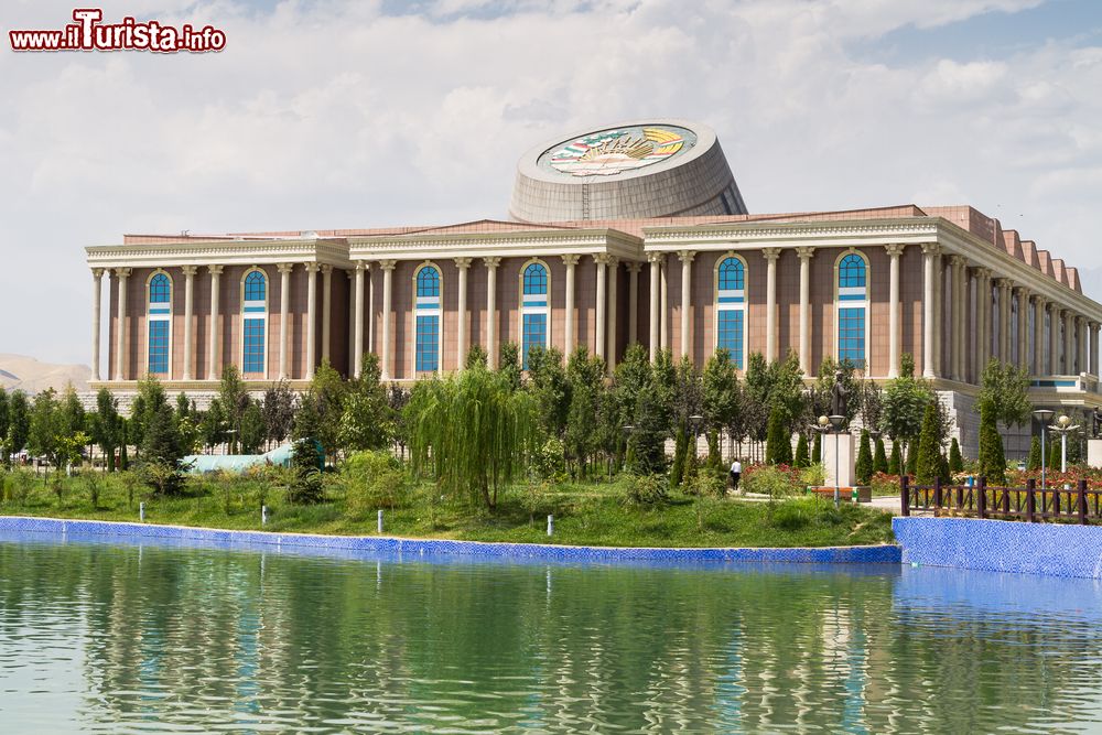 Immagine Il National Museum di Dushanbe, Tagikistan, Asia Centrale. Inaugurato ufficialmente nel 2012, questo spazio museale si estende per 45 mila metri quadrati e al suo interno ci sono 10 milioni di libri.