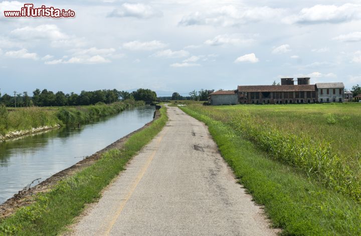 Immagine Il Naviglio di Bereguardo , si trova nei pressi di Abbiategrasso ed è una delle attrazioni di questa porzione della Pianura Padana della Lombardia - © Claudio Giovanni Colombo / Shutterstock.com