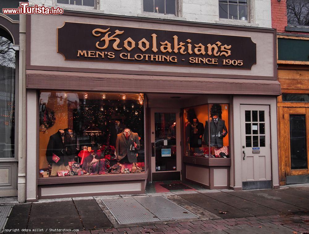 Immagine Il negozio di abbigliamento maschile Koolakian's su East Water Street in piazza Hanover a Syracuse, New York, USA. - © debra millet / Shutterstock.com