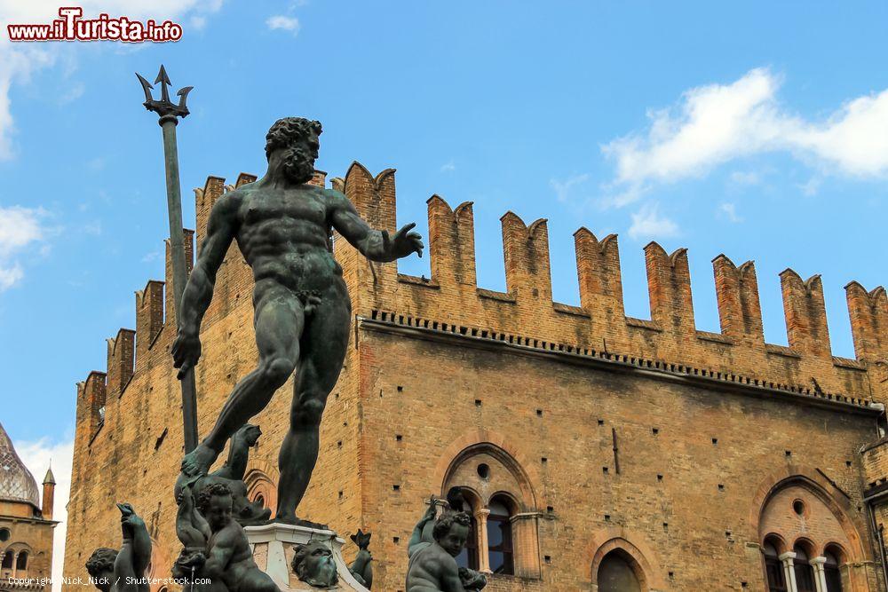 Immagine Il Nettuno, uno dei siboli di Bologna, svetta sull'omonima fontana - © Nick_Nick / Shutterstock.com