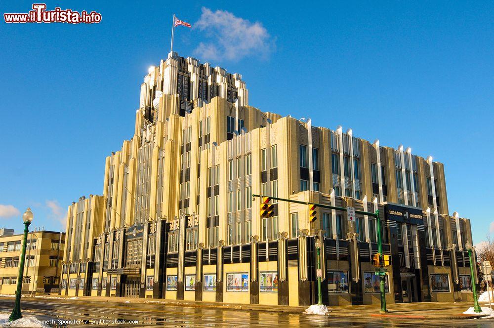 Immagine Il Niagara-Mohawk Building a Syracuse, New York, USA. Costruita nel 1932, questa imponente struttura rappresenta un perfetto esempio di architettura art deco. In questa immagine l'edificio risplende scintillante alle prime ore del mattino - © Kenneth Sponsler / Shutterstock.com