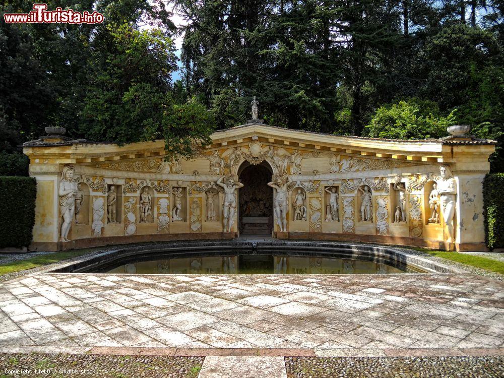 Immagine Il Ninfeo di Villa Barbaro a Maser: una delle VIlle del Palladio in Veneto - © LIeLO / Shutterstock.com