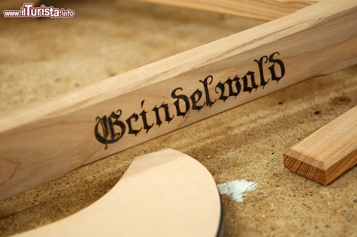 Immagine Il nome Grindelwald inciso su una bicicletta da neve in legno, Svizzera.