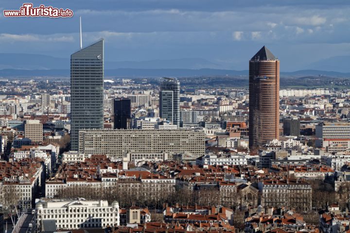 Immagine Il nuovo distretto di La Part-Dieu con le sue torri a Lione, Francia. Qui fotografato dalla collina di Fourviere, questo distretto è situato sulla sponda destra del Rodano ed è il secondo più importante di Lione - © Eddy Galeotti / Shutterstock.com