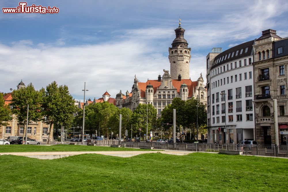Immagine Il Nuovo Municipio di Lipsia, Germania, costruito fra moderni edifici e aree verdi.