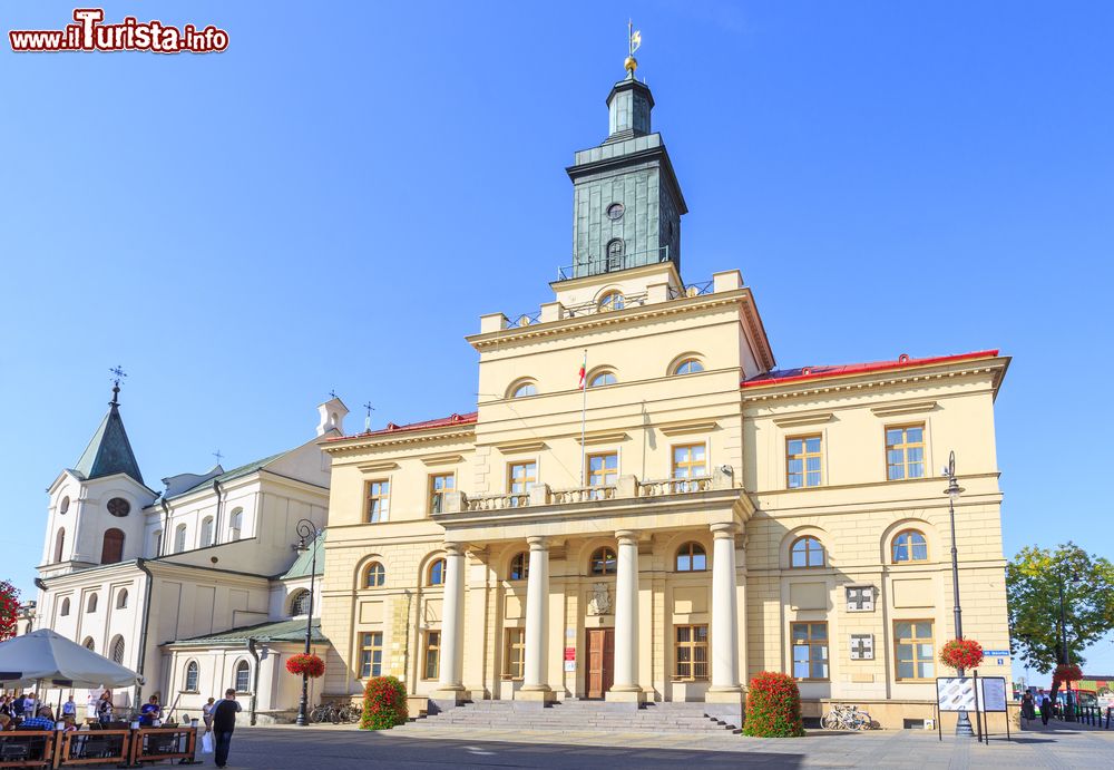 Immagine Il nuovo Palazzo Municipale di Lublino, Polonia, costruito nel 1827-1828 in stile classico. Sulla sinistra è visibile la chiesa dello Spirito Santo.