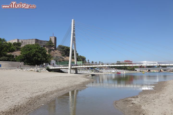 Immagine Il nuovo ponte pedonale sul fiume Fuengirola nell'omonima città della Spagna - © Philip Lange / Shutterstock.com