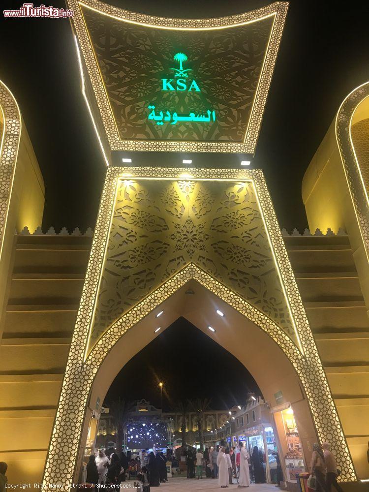 Immagine Il padiglione del Saudi Arabia al Global Village di Dubai, UAE. E' considerato uno dei più grandi progetti dedicati al turismo e al divertimento - © Ritu Manoj Jethani / Shutterstock.com