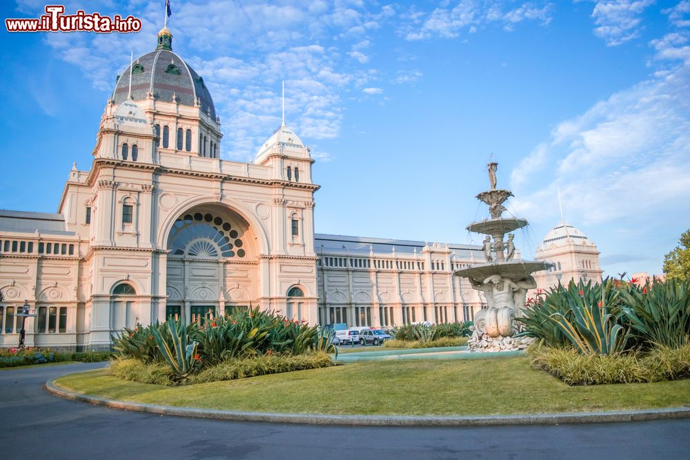 Immagine Il padiglione della Royal Exhibition di Melbourne, Australia, in una giornata di sole. L'edificio si estende su un'area di 64 acri ed è lungo circa 150 metri.